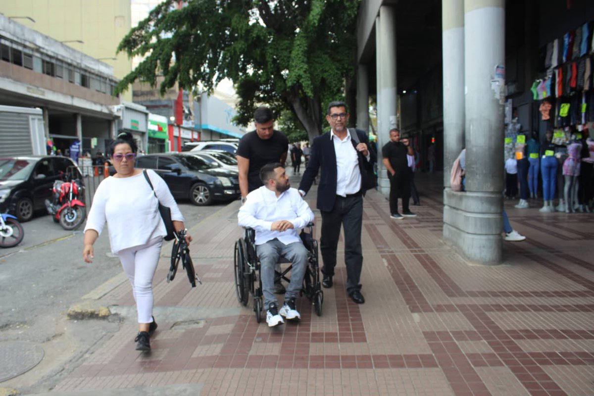 EmaFigueroaC's tweet photo. CRUELDAD ABSOLUTA: Ramón Centeno permanece desde tempranas horas en el tribunal esperando su audiencia, y a esta hora (3:47 pm) aún no se ha efectuado. Así opera la tiranía: dilación, desgaste y castigo silencioso. @Boligrafo5G https://t.co/wWJ1vCmIDy