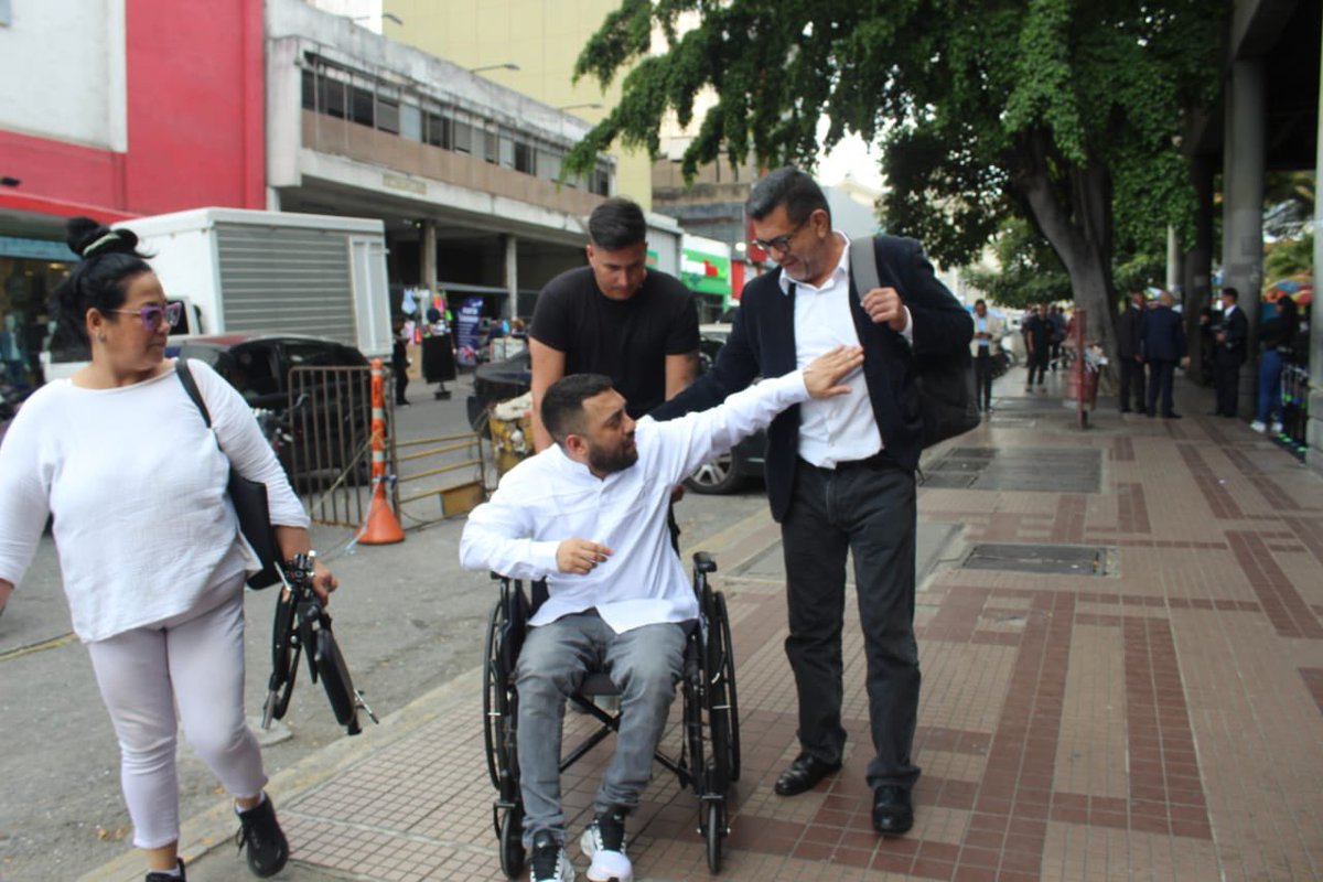 CRUELDAD ABSOLUTA: Ramón Centeno permanece desde tempranas horas en el tribunal esperando su audiencia, y a esta hora (3:47 pm) aún no se ha efectuado. Así opera la tiranía: dilación, desgaste y castigo silencioso. <a href="/Boligrafo5G/">Ramón Centeno</a>