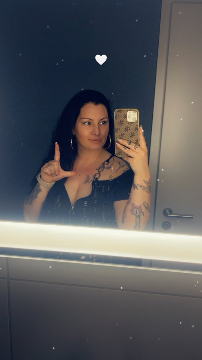 Na du kleiner Wixxkrüppel sitzt du wieder wichsend vorm Bildschirm😈 dann wird’s Zeit anzutreten und die Göttin glücklich zu machen und zwar mit deinem Geld😈🖕🏼‼️ Wir beide wissen das du ein Vollversager bist und nur dazu dienst immer und immer wieder zu senden💵 ‼️