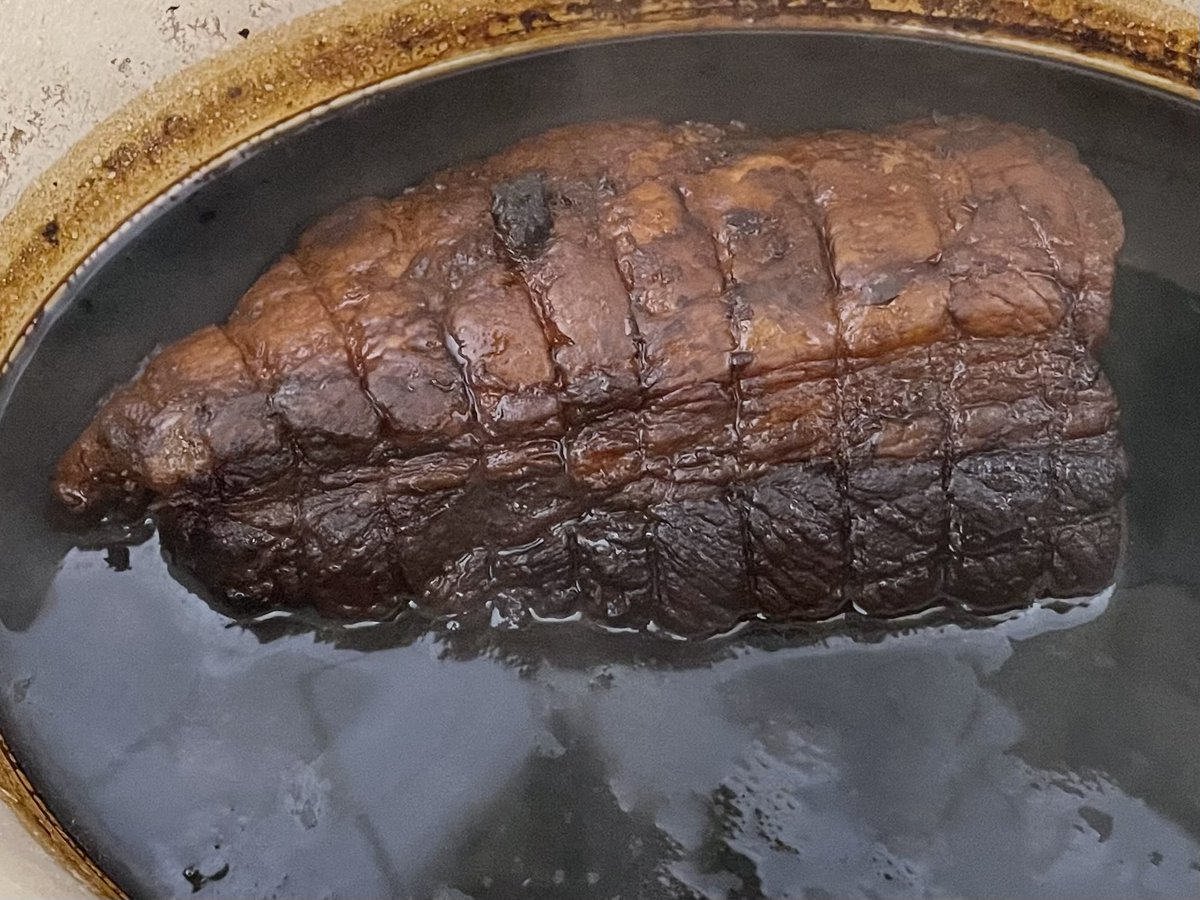 肉の御仁特製チャーシューエッグ✨
出来立て熱々のチャーシューで作ったら、チャーシューが柔らかすぎて崩れちゃった😥見た目は悪いがお味はサイコー🙌うま〜😋
#チャーシューエッグ
#チャーシュー
#目玉焼き
#おうちごはん
#うまいもん界隈
