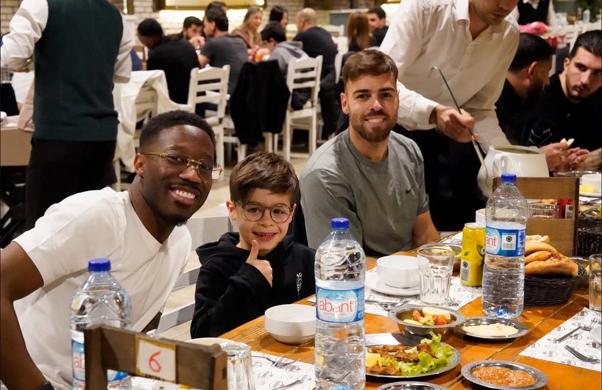 Hayırlı Ramazanlar ,

Bu mübarek ayın kulübümüze, camiamıza ve tüm İslam âlemine sağlık, huzur ve bereket getirmesini temenni ederiz. Sahada gösterdiğimiz mücadele ruhunun, Ramazan’ın manevi atmosferiyle daha da güçlenmesini diliyoruz.