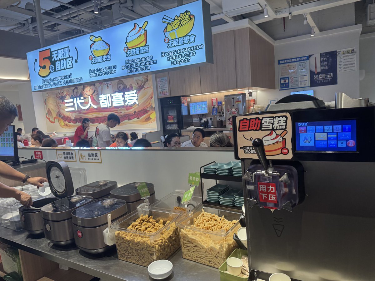 >日本では想像を絶する風景 無料コーナーのものお持ち帰りするのは「意地汚い」から日本ではみんな普通しないよね。。。 ほんとに想像を絶する世界。。。
