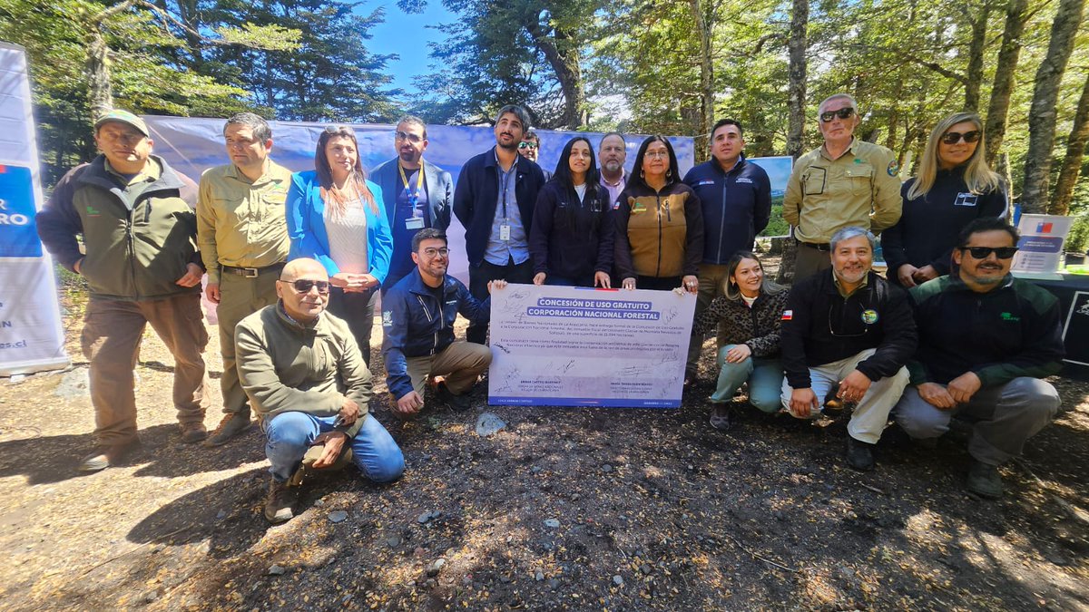 Seremi Agricultura Carlos Labrín Olave, director regional SBAP Antonio Madrid y seremi Medio Ambiente (s) Cristian Peralta, estuvieron en la concesión del Glaciar Nevados Sollipulli, firmado por <a href="/AraucaniaBBNN/">Seremi Bienes Nacionales Araucanía</a> Ámbar Castro con directora <a href="/conaf_araucania/">CONAF La Araucanía</a> María Teresa Huentequeo.