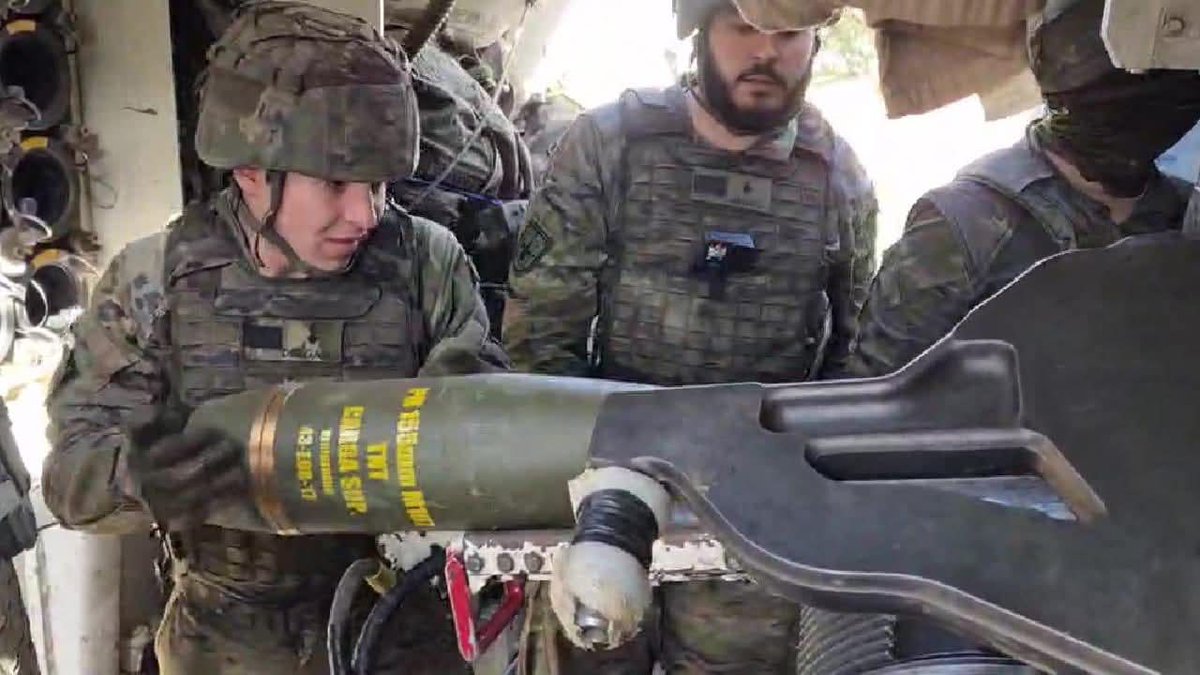 Sargentos alumnos de 3.º curso de EMIES de la #ACART realizan prácticas de fuego con apoyo del #GACAX en #CerroMuriano.
El contacto con las unidades de #Artillería y sus materiales son esenciales en su formación como suboficiales del #ET.
#BrigadaGuzmánelBueno
#SomostuEjército