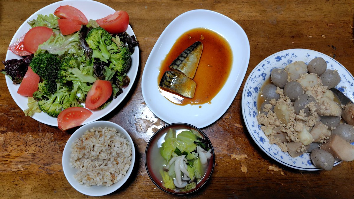 hirofumi220's tweet photo. #今日の夕ごはん　2月18日(水)
・鯖の醤油煮
・鶏そぼろと里芋と玉こんにゃくの煮物
・レタスとトマトのサラダ（イタリアンドレッシング）
・キャベツとしめじのみそ汁

#todaysdinner
#おうちごはん
#煮魚料理　#boiledfish
#鯖　#mackerel

買い物　玉こんにゃくなど https://t.co/zyDH5Mqk1y