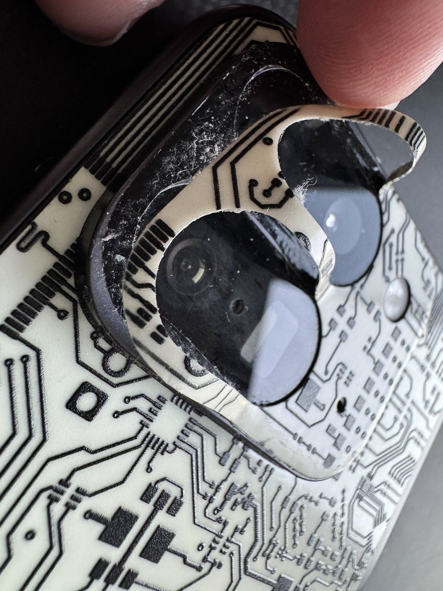 MFTcrew's tweet photo. 😭 🙏 @dbrand is there a way to fix this? https://t.co/X6fnLoscmT