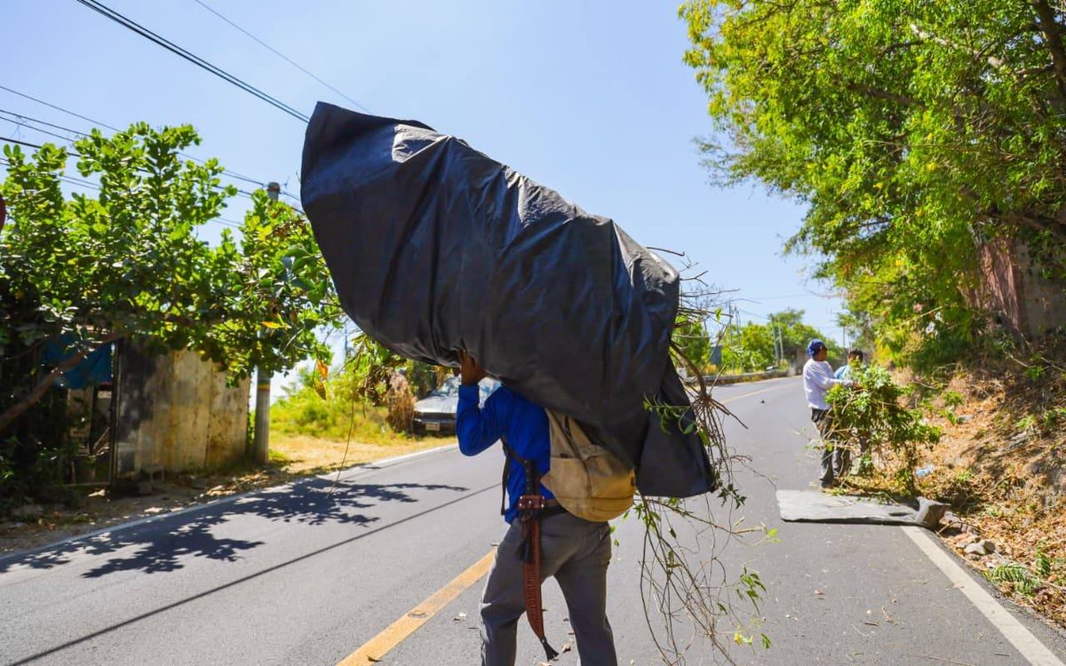 Distintas unidades municipales realizaron jornada de limpieza sobre la carretera principal que conduce al Lago de Ilopango, mejorando la imagen, la seguridad vial y el bienestar de quienes transitan por la zona. 🍀🧹