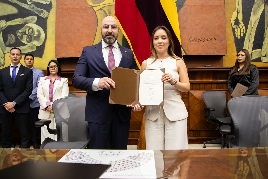 Para contar la historia completa sobre la posesión de Mario Godoy como presidente de la Judicatura. En 2024 le correspondió hacerlo a Viviana Veloz (Revolución Ciudadana). En el 2025 en cambio lo hizo Mishel Mancheno (ADN). En ambos casos tenían la obligación legal de hacerlo.