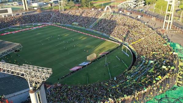 San Miguel que tiene un estadio para 11500 personas y NO LO LLENA, nos quieren venir a hablar de gente!!! Está red social da pa cualquier cosa