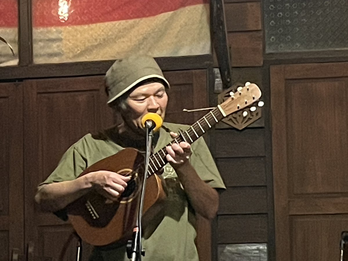 昨夜、チェンマイの夜道の路地を歩いていたら、ヘンテコな老人がヘンテコな声でヘンテコな歌をうたっていたよ。