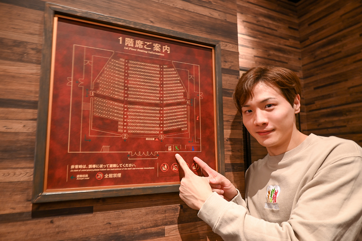 ＼＃現名古屋四季劇場ファイナル まであと4日！／
『＃マンマ・ミーア！』より、スカイ役・橘友希が、想い出が刻まれた名古屋四季劇場をご紹介📸

ロビーの案内表示をよく見ると👀お化粧室のピクトグラムに「しゃちほこ」が！この劇場ならではの遊び心、ご存じでしたか？
＃名古屋四季劇場は熱田へ