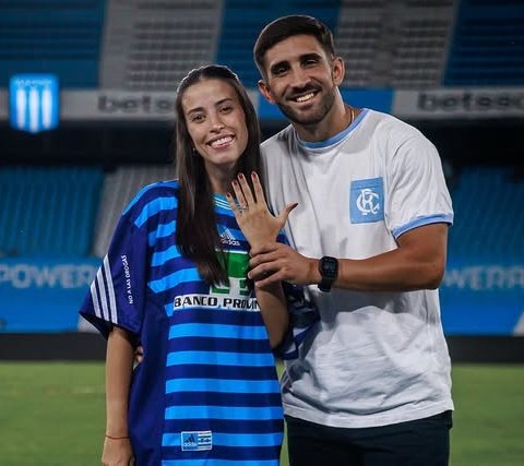 RacingManiacos's tweet image. ¡FELICIDADES! 💙💍👏

👉 Gonzalo Costas, hijo y ayudante de Gustavo, le propuso casamiento en el #Cilindro a su pareja Candela.