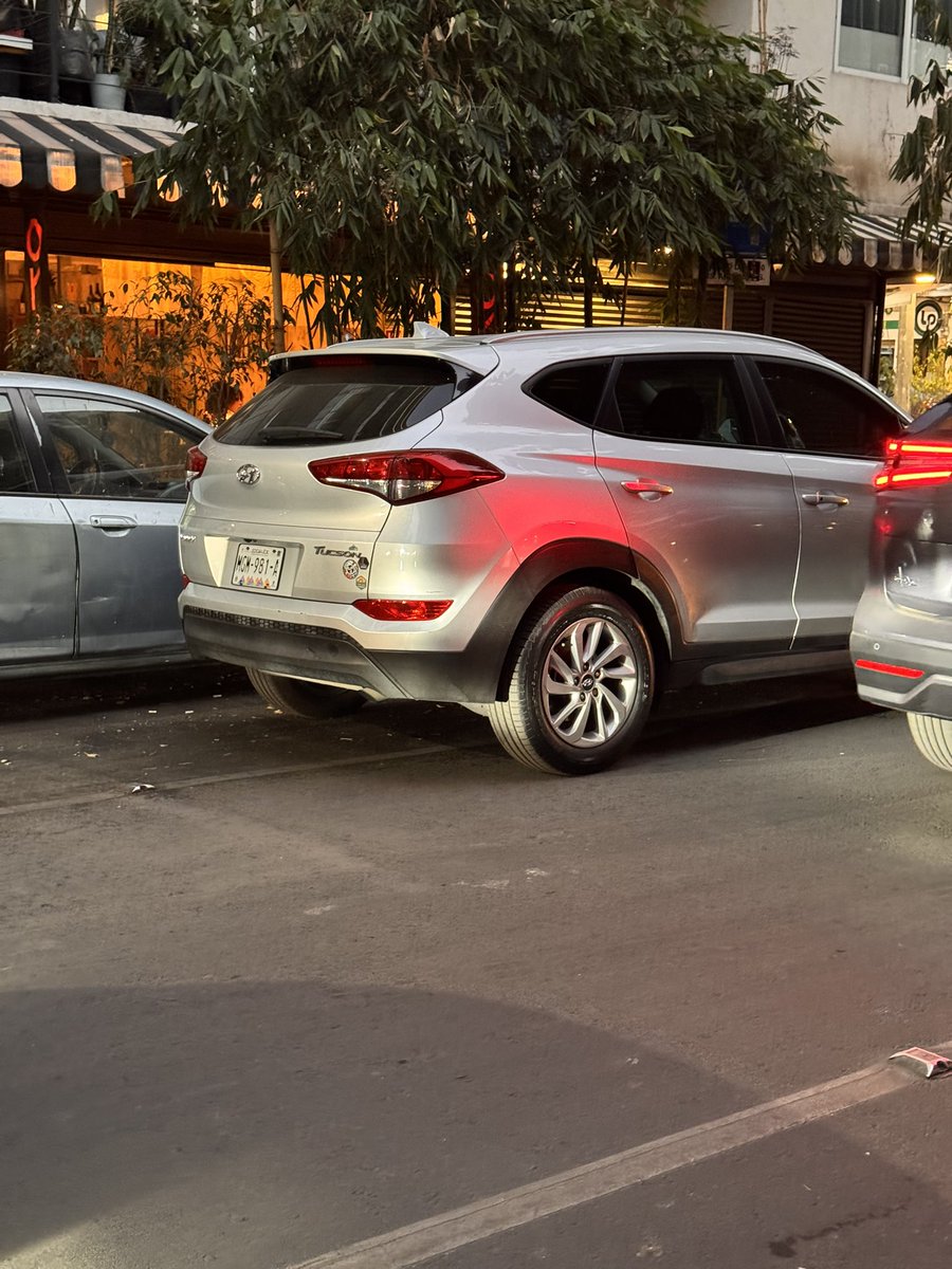 TioQuik's tweet photo. @UCS_GCDMX vehículo estacionado en doble fila (a diario) sobre Calle Prosperidad, casi esquina con Progreso, por favor remover porque entorpece la circulación https://t.co/eKMpiBbryR