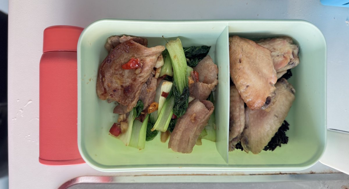 🐷🥬🐓
สามชั้นผัดฮ่องเต้ ปีกกลางไก่น้ำปลา(วันนี้หมดแล้วเว้ยย)
วันนี้เป็น clod brew ☕️