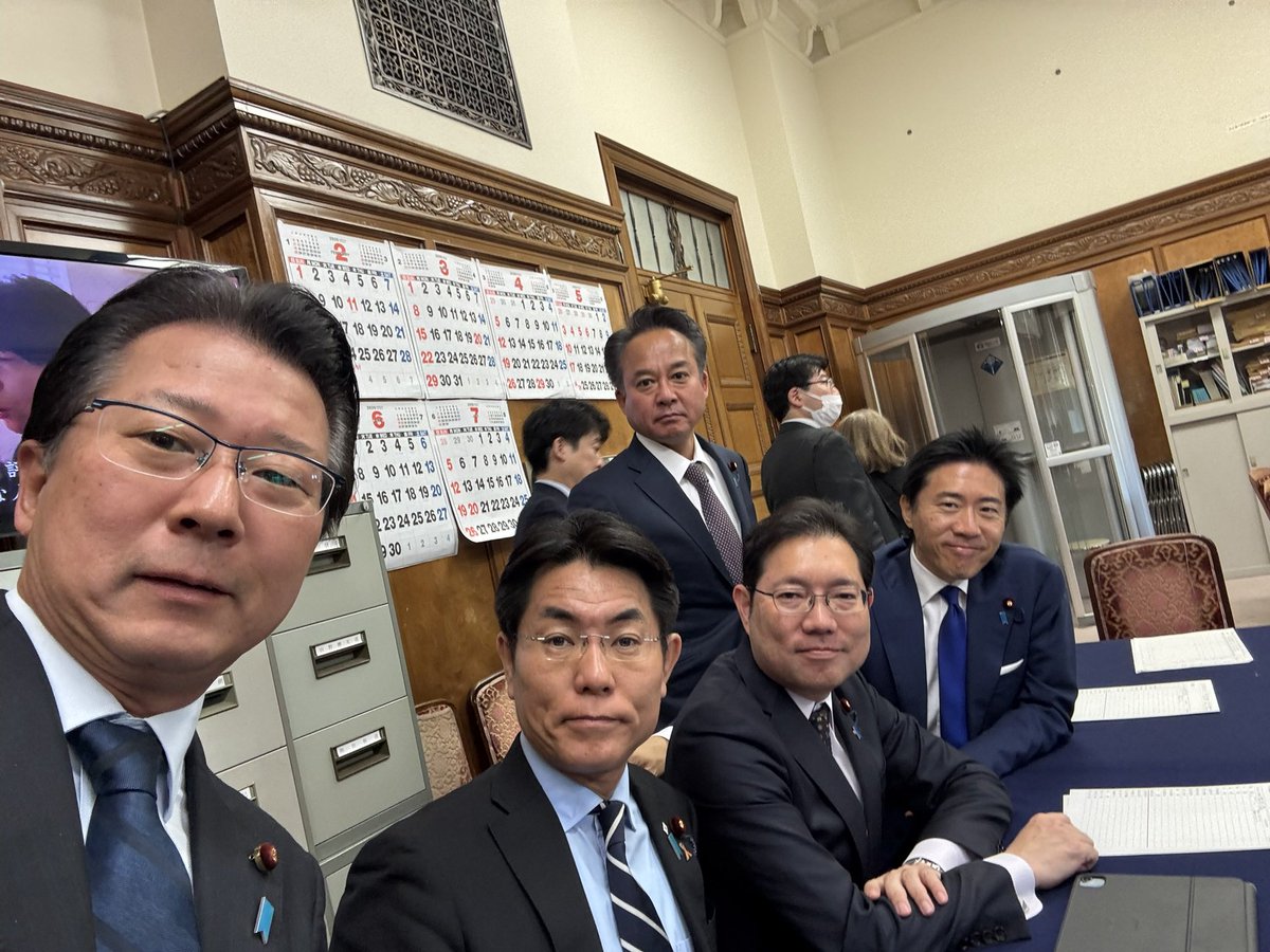 （9:00-9:30）国対正副
梶山国対委員長からは、「予算の年度内成立へ向けてトップスピードで走っていくが、安全にも気をつけて、風通し良くやっていこう」。
今日の同期は、石橋林太郎副幹事長、勝目康政調会長特別補佐、塩崎彰久国対副委員長、石原正敬さん（今日は真面目な顔！）