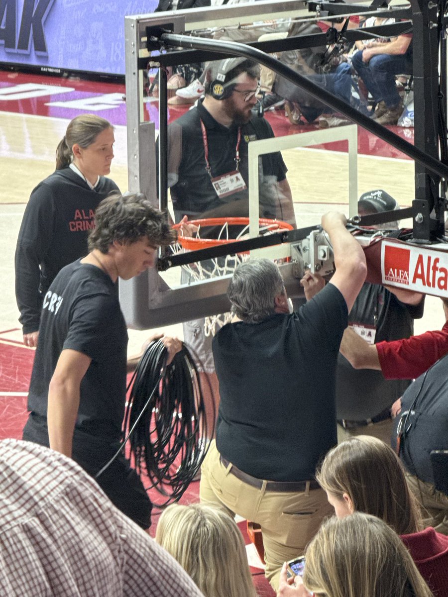 hosshog34's tweet photo. @CurtWilkerson_ Hogs scored so much that half they are putting on another rim on the basket the Hogs will be shooting on in the second half…… https://t.co/i99YEPpon0