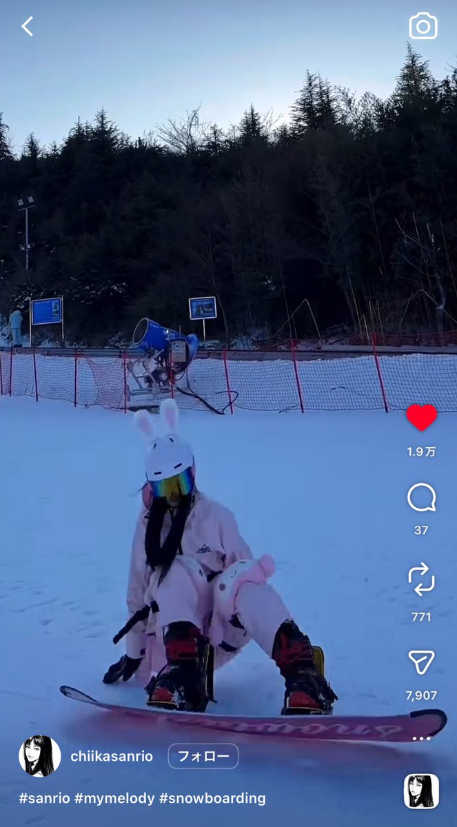 makegumiF's tweet photo. 彼女にいいところ見せるため秘密で初心者用スノボコースに登録したがユニフォームがこれ
プロテクターは怪我から守ってくれる���重めのクッションを使っているためにバランスを崩しやすく絶対転ぶ仕様
転ぶ度にプロテクターからマイメロのセリフが���れる
雪山で目立つ晒し者にされるコース https://t.co/M4U88PUejd