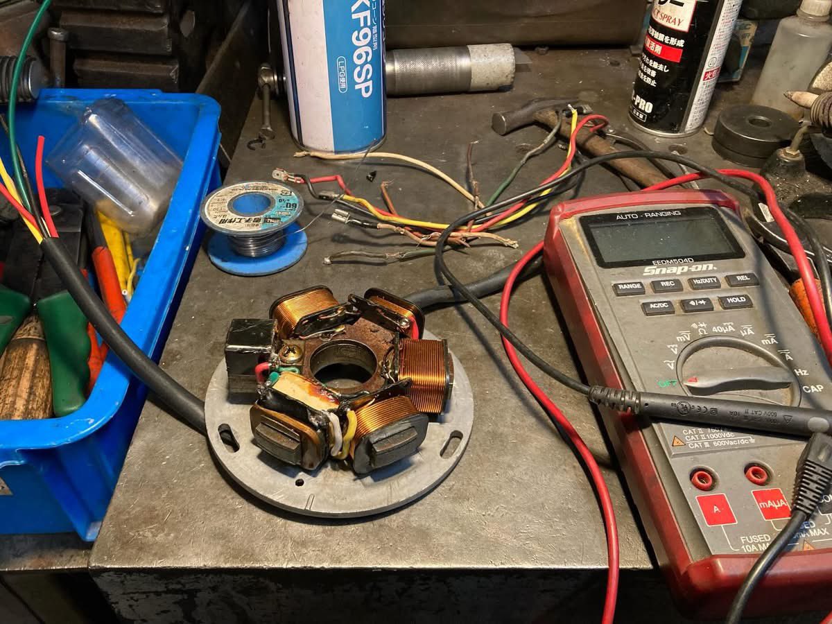 neneguzzi1's tweet photo. 着々と進んでおりますがな😊

#Pushrod 

今日の様子
黄色ラリーさんは、フライホイール内のコイルの配線の交換を終えて、エンジンやボディ側からの配線と接続させました。
次回は、ヘッドライトやテールランプ、キャブレターなど取付けます。

#vespa #vesparally200 #ベスパ https://t.co/KShBFDDIP2
