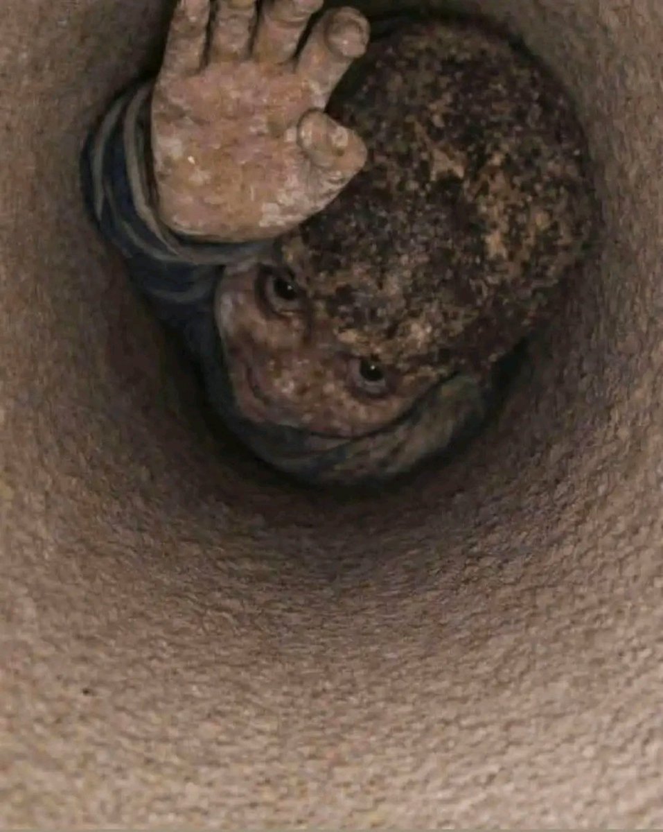 قالو هاذا طفل في سوريا 🇸🇾 سقط في بئر ارتوازي هل طلع حي او ايش فعلو معة اشوف هاذا صور انه سقط ولاكن لم اشوف خبر انقاذة او ايش حصل له محزن والله 
#رمضان_شهر_البركه