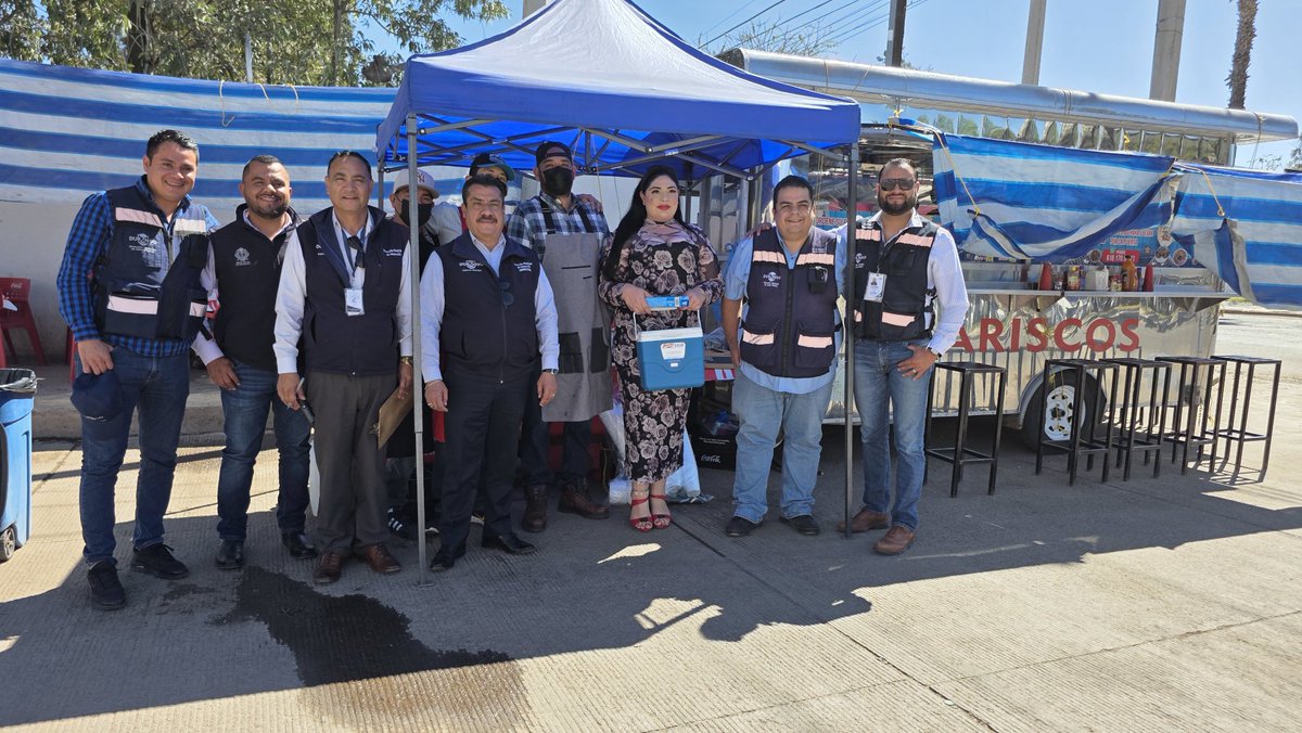 Operativo de Cuaresma 🌊🐟🍤 

➡️ Realizamos muestreos en puestos con venta de pescados y mariscos.
➡️ Entrega de kits de higiene para reforzar las medidas del manejo de alimentos.

Con orden e higiene cuidamos a la gran familia duranguense #EsteEsElCamino 🐺 <a href="/josejoseantonio/">Toño Ochoa</a>