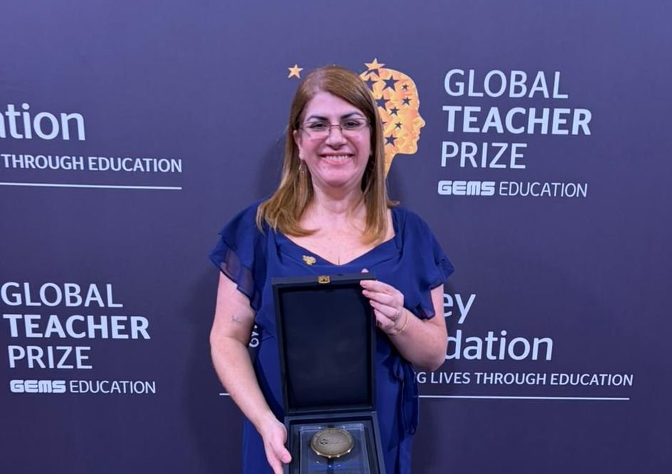 forallcurious's tweet photo. 🚨: Public school teacher Débora Garofalo from Brazil was elected the most influential educator in the WORLD. https://t.co/CvzVdBgtOJ