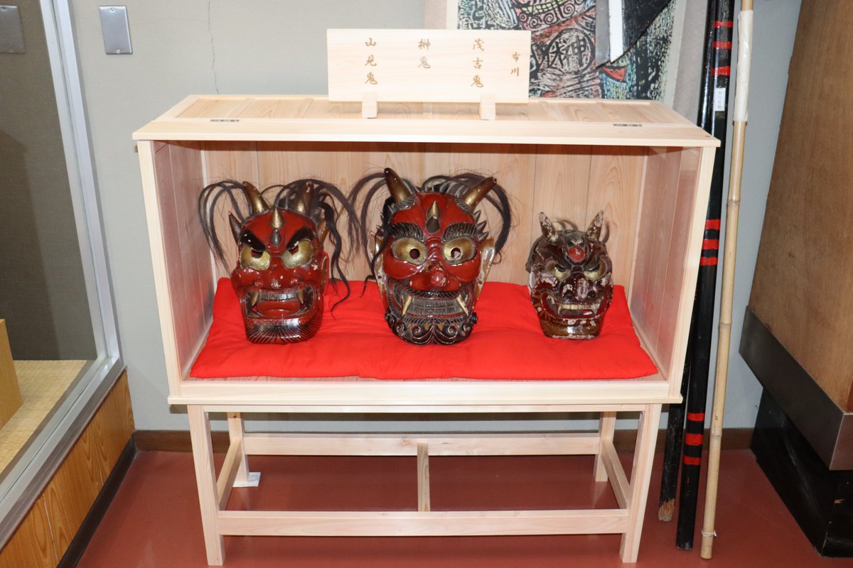 toei_town's tweet photo. 【布川花祭の鬼の面を展示しています】

布川花祭保存会のご協力により、花祭会館に鬼の面を展示しています。長く受け継がれてきた花祭の文化を後世に伝えたいという思いから、寄贈していただきました。

ぜひ花祭会館に足を運び、布川の花祭に思いを馳せてみてください。 https://t.co/OAfsUDMNEw