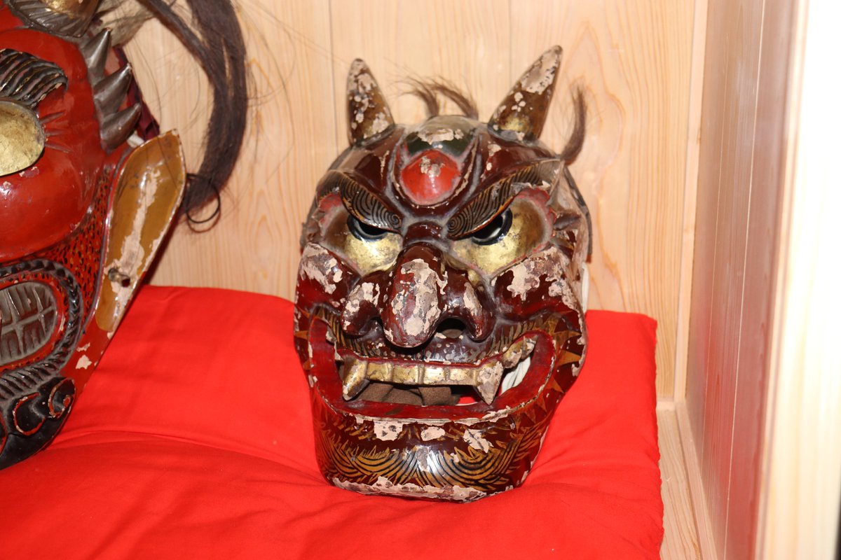 toei_town's tweet photo. 【布川花祭の鬼の面を展示しています】

布川花祭保存会のご協力により、花祭会館に鬼の面を展示しています。長く受け継がれてきた花祭の文化を後世に伝えたいという思いから、寄贈していただきました。

ぜひ花祭会館に足を運び、布川の花祭に思いを馳せてみてください。 https://t.co/OAfsUDMNEw