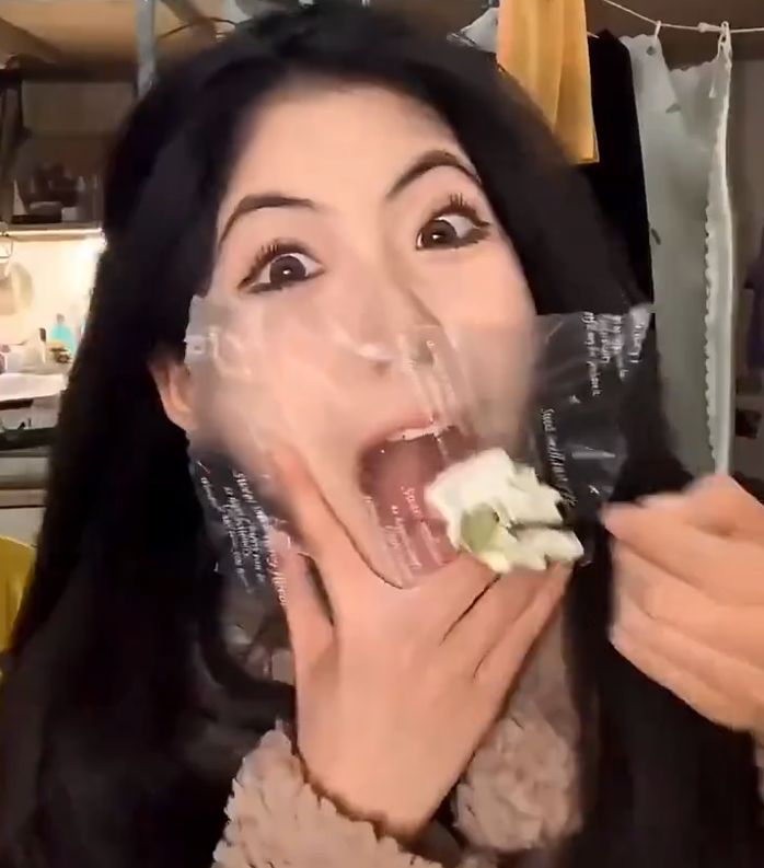 Dexerto's tweet photo. A new viral trend in China has people chewing food through plastic wrap to feel full and cut calories, despite warnings it is unsafe and that it probably doesn't "trick" the brain into thinking they've eaten https://t.co/YCCq3wXOtO