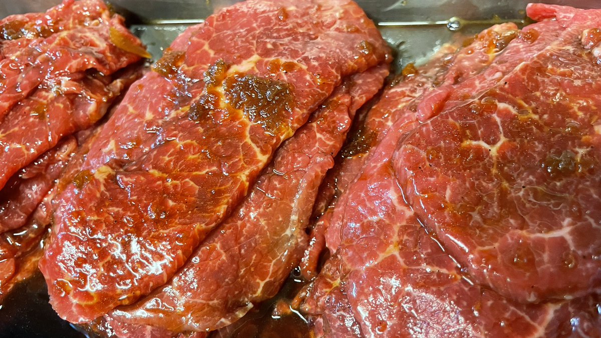 토요일 얀스왑 뜨개파티 대관 케이터링 준비중. 라자냐에 사용할 베사멜 소스 만들고 한우육전 시즈닝 해두기.