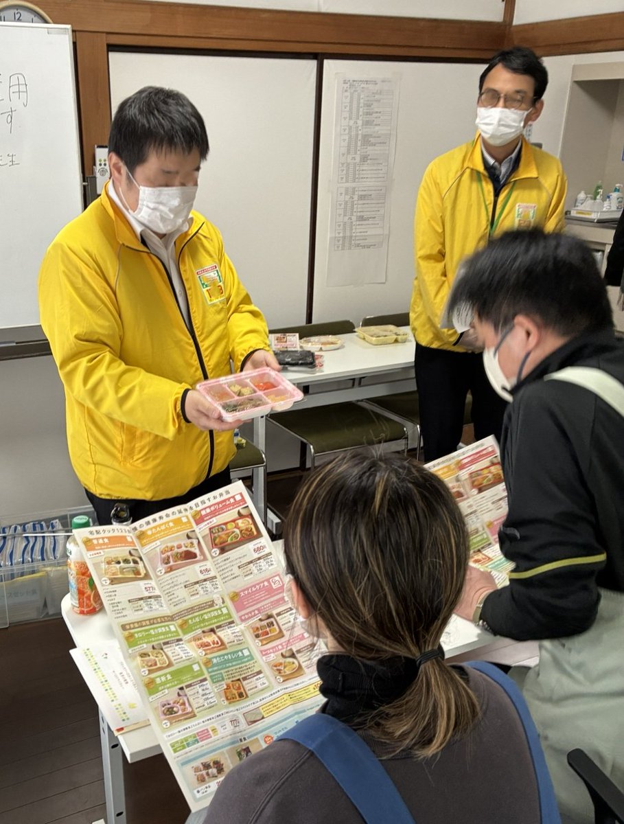 m_jinzai's tweet photo. \ 介護職員初任者研修 / Day12 
『食事に関連したこころとからだのしくみと自立に向けた介護』

右片麻痺の方への食事介助の演習
「介助者はスプーンを右手で持つ？左手で持つ？」

…やってみて納得
支える手・角度・距離感…全部見え方が変わる https://t.co/PTrUBwIICU
