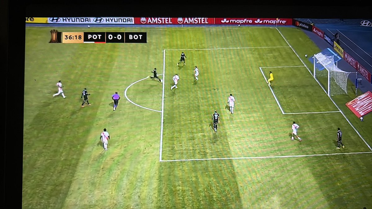 leobfr11's tweet photo. olha essa bola que o Newton nao tocou no montoro, tem que rescindir o contrato desse cara https://t.co/y5fl2U8asa