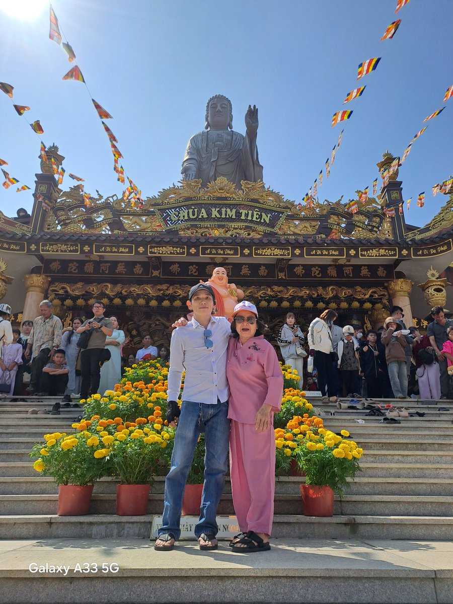 M1 tet đầu năm đi chùa với mẹ Cầu tình duyen😂