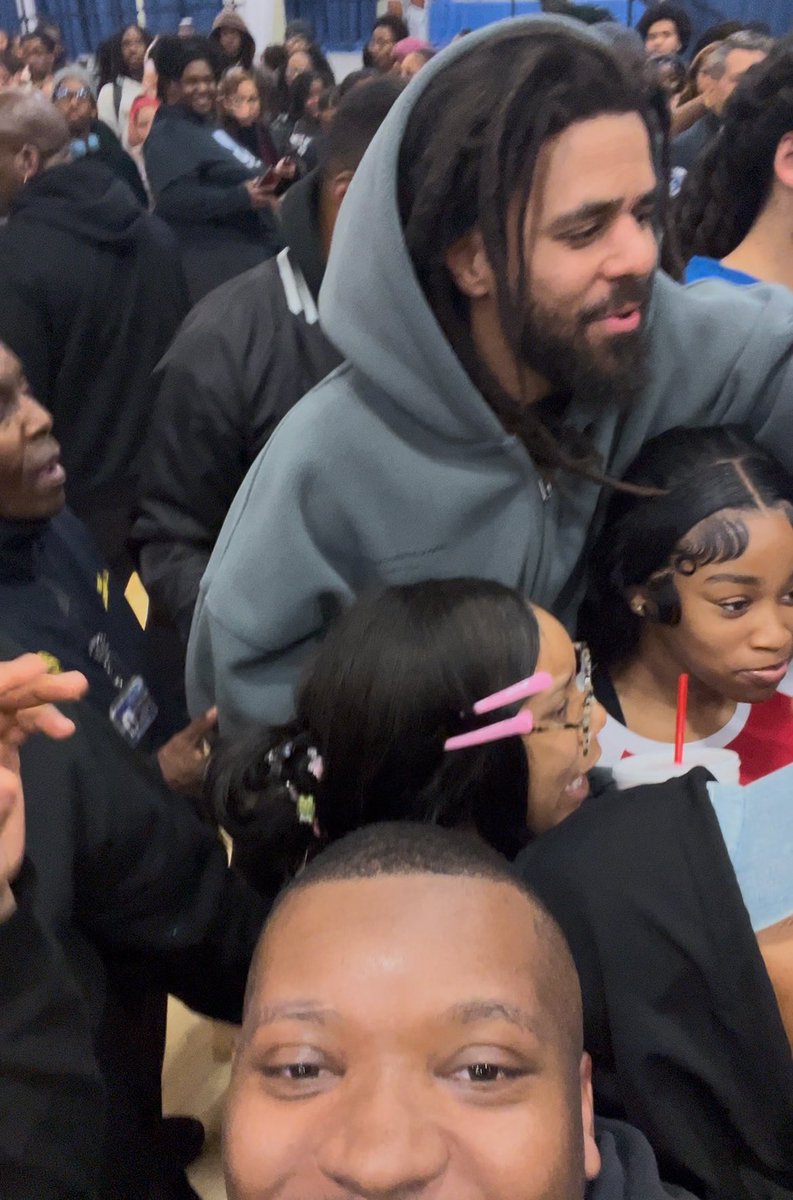 _KingDevin25's tweet photo. COLE WORLD!! Had no idea when I woke up yesterday that I would run into the 🐐!! Extremely grateful for yesterday 🙌🏾✨ Can’t wait for the tour 
@JColeNC 

#Dreamville #TheFallOff https://t.co/ejN1pDDYrM