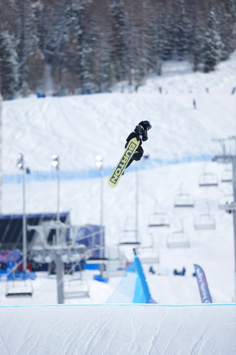 中国队首金！苏翊鸣！
意大利当地时间2月18日，米兰冬奥会男子单板滑雪坡面障碍技巧决赛在利维尼奥雪上公园展开，中国队选手苏翊鸣凭借第一轮比赛得到的82.41分获得金牌，这也是中国体育代表团在本届冬奥会上获得的第一枚金牌。