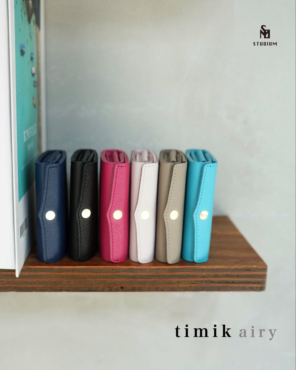 artisanfactory_'s tweet photo. STUDIUM 人気モデル「timik」をベースに
さらに軽やかに。女性の手にもやさしく馴染む上質で丈夫なエンボスレザーで仕立てた
カードサイズの極小三つ折り財布
『timik airy ティミックエアリー』
一般販売スタートしました！

https://t.co/iZIlFjFiaq

・前ポケットや小さなバッグにもすっきり
・見開きタテ持ちで支払いがスムーズ
・柔らかな発色と、美しいフラップライン

#小さい財布 #timikairy #三つ折り財布  #studium財布