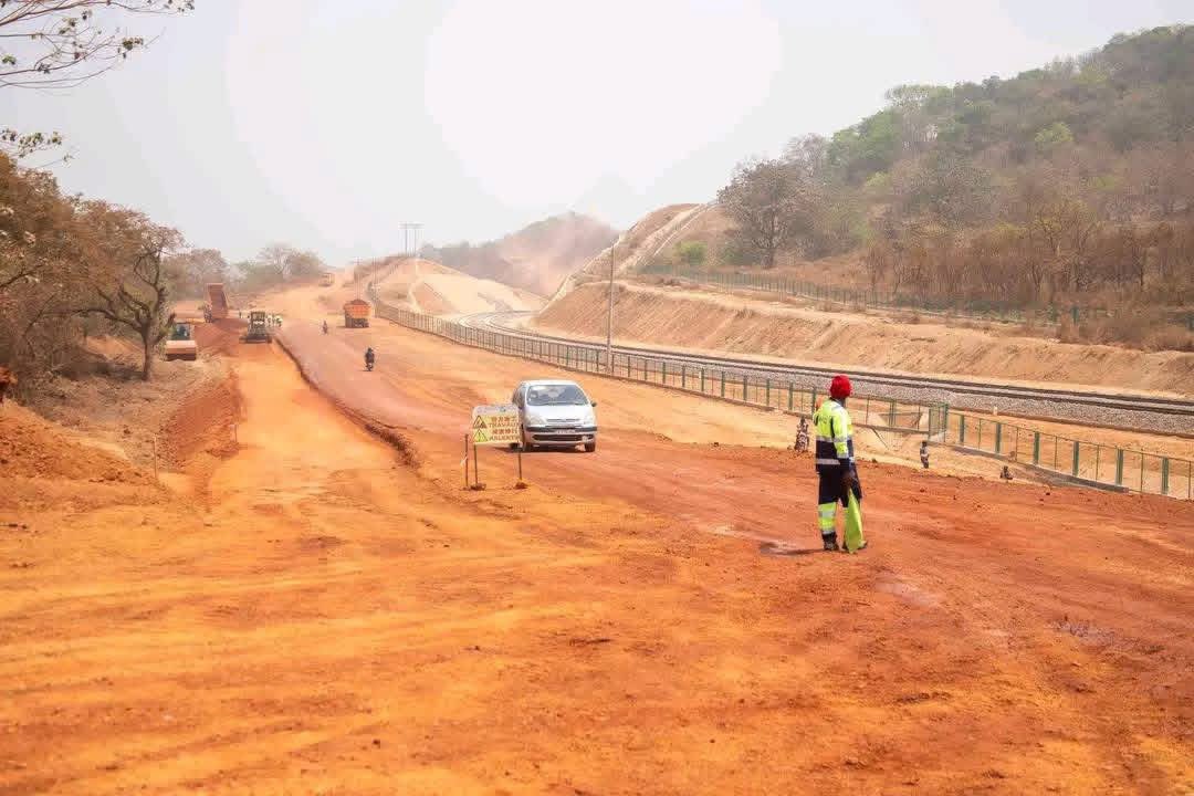 ABOUHUD's tweet photo. La reconstruction du tronçon Mamou-Faranah long de 187 km évolue progressivement et sûrement. 

Sans populisme ni Bavardage les routes et autoroutes sont en construction et en reconstruction par endroit 

Avec le PRG MD, c'est du tangible

@Abtre99 

#Guinée 🇬🇳 
#Mamou
#Faranah https://t.co/FfpywpofZ7