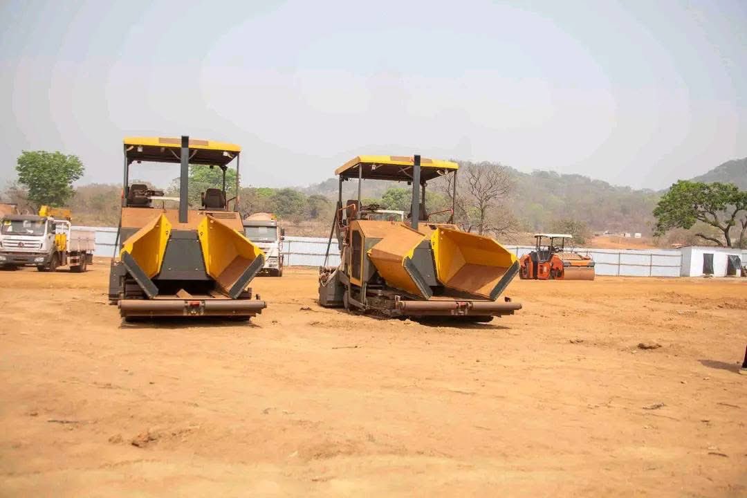 ABOUHUD's tweet photo. La reconstruction du tronçon Mamou-Faranah long de 187 km évolue progressivement et sûrement. 

Sans populisme ni Bavardage les routes et autoroutes sont en construction et en reconstruction par endroit 

Avec le PRG MD, c'est du tangible

@Abtre99 

#Guinée 🇬🇳 
#Mamou
#Faranah https://t.co/FfpywpofZ7