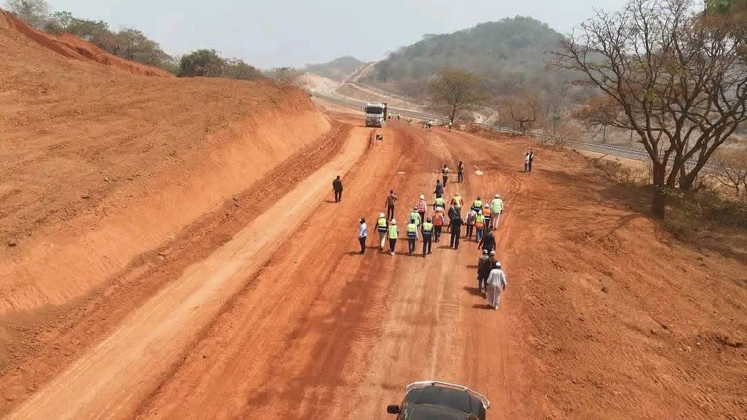 ABOUHUD's tweet photo. La reconstruction du tronçon Mamou-Faranah long de 187 km évolue progressivement et sûrement. 

Sans populisme ni Bavardage les routes et autoroutes sont en construction et en reconstruction par endroit 

Avec le PRG MD, c'est du tangible

@Abtre99 

#Guinée 🇬🇳 
#Mamou
#Faranah https://t.co/FfpywpofZ7