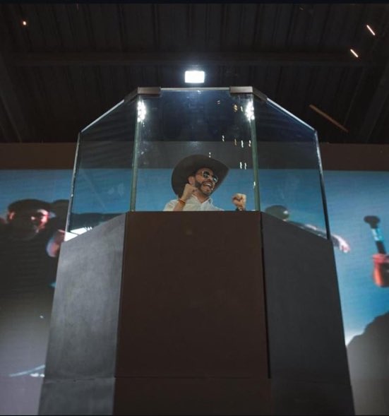 Uribe y Petro han tenido una vida mucho más riesgosa, y aún así no salen con esta payasada. 

Aberlardo está llamado la atención. Eso es todo.