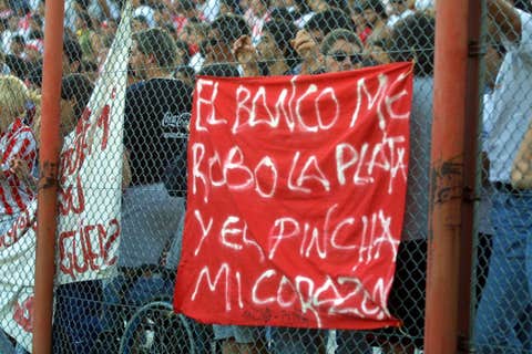 🔙🇦🇷 "EL BANCO ME ROBO LA PLATA, Y EL PINCHA MI CORAZON" 

Vieja bandera de Estudiantes, después del corralito que le robó los ahorros a los Argentinos.