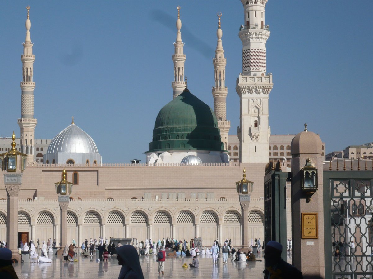 sh2kar's tweet photo. مجلةُ ❞Journal of Essential Oil Research❝ مُهتمةً في الأبحاث الخاصة بالزيوت العطرية.

جاءَ في عددٍ من أعدادها بحثٌ حول {تأثير المناخ على العطر وجزيئاته} ذُكر فِي ثناياه أن المناخ يُؤَثِّرُ في رائحةِ العطر، وَيُغيرُ جُزيئات بعض النوتات العطرية. بل أنَّ اِستشعاركَ وَإلمامكَ بالعطر ينخفض بنسبةِ ٣٠٪ في بعض المناخات.

هذا البّحث أعاد إلى ذاكرتي قِطعةٌ ساق فيها الجاحظ خصال مدينةِ رسول الله ﷺ فقال: ❞والعطر والبخور والنضوح، من الرائحة الطيبة -إذا كان فيها- أضعاف ما يوجد له في غيرها من البلدان❝.

وذكر أن هارون الرشيد همّ بالإقامة بأنطاكية، وكره أهلها ذلك، فقال شيخ منهم: يا أمير المؤمنين، ليست من بلادك، ولا بلاد مثلك، لأنّ الطّيب الفاخر يتغيّر فيها حتّى لا ينتفع منه بكثير شيء، والسّلاح يصدأ فيها ولو كان من قلعة الهند، ومن طبع اليمن.

ثمّ ذكر المدينة فقال: وإنّ الجويرية السّوداء، لتجعل في رأسها شيئا من بلح، وشيئا من نصوح، مما لا قيمة له؛ لهوانه على أهله، فتجد لذلك خمرة طيّبة وطيب رائحة لا يعدلها بيت عروس من ذوي الأقدار. حتّى إنّ النّوى المنقع، الذي يكون عند أهل العراق في غاية النّتن، إذا طال إنقاعه، يكون عندهم في غاية الطّيب.