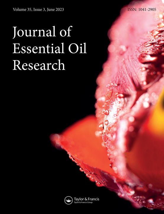 sh2kar's tweet photo. مجلةُ ❞Journal of Essential Oil Research❝ مُهتمةً في الأبحاث الخاصة بالزيوت العطرية.

جاءَ في عددٍ من أعدادها بحثٌ حول {تأثير المناخ على العطر وجزيئاته} ذُكر فِي ثناياه أن المناخ يُؤَثِّرُ في رائحةِ العطر، وَيُغيرُ جُزيئات بعض النوتات العطرية. بل أنَّ اِستشعاركَ وَإلمامكَ بالعطر ينخفض بنسبةِ ٣٠٪ في بعض المناخات.

هذا البّحث أعاد إلى ذاكرتي قِطعةٌ ساق فيها الجاحظ خصال مدينةِ رسول الله ﷺ فقال: ❞والعطر والبخور والنضوح، من الرائحة الطيبة -إذا كان فيها- أضعاف ما يوجد له في غيرها من البلدان❝.

وذكر أن هارون الرشيد همّ بالإقامة بأنطاكية، وكره أهلها ذلك، فقال شيخ منهم: يا أمير المؤمنين، ليست من بلادك، ولا بلاد مثلك، لأنّ الطّيب الفاخر يتغيّر فيها حتّى لا ينتفع منه بكثير شيء، والسّلاح يصدأ فيها ولو كان من قلعة الهند، ومن طبع اليمن.

ثمّ ذكر المدينة فقال: وإنّ الجويرية السّوداء، لتجعل في رأسها شيئا من بلح، وشيئا من نصوح، مما لا قيمة له؛ لهوانه على أهله، فتجد لذلك خمرة طيّبة وطيب رائحة لا يعدلها بيت عروس من ذوي الأقدار. حتّى إنّ النّوى المنقع، الذي يكون عند أهل العراق في غاية النّتن، إذا طال إنقاعه، يكون عندهم في غاية الطّيب.