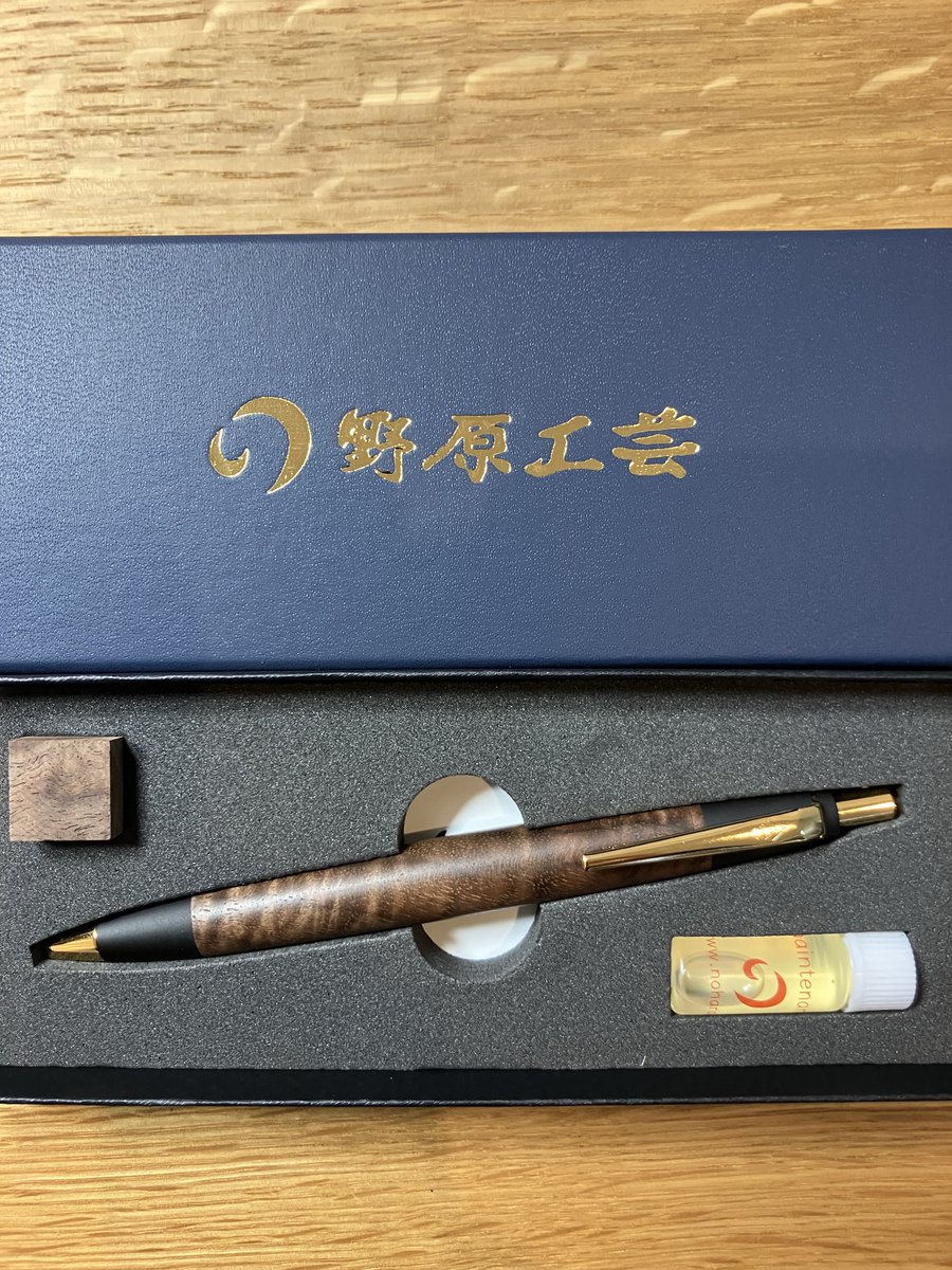 epsilon0219's tweet photo. 野原工芸さんより
クラロウォルナットのスタンダードボールペン届きました‼️
いやまさか誕生日に到着するとは…
本当ビックリしました。
色も好みで縮み杢もあって良い物が届きました！！　ありがとうございます😊
次はずっと抽選がハズレてる本店へお伺いしたいなぁ。 https://t.co/W4QezrQAF9