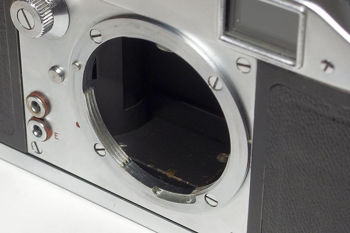 「ウィットネス」というカメラがどんなカメラか御存知無い方も多いと思いますが、イギリス製のカメラでM型ライカより先に不回転シャッターを採用した、デザインの素敵なカメラです。製造数が少なく珍品カメラのひとつですね。話題になっているレンズマウントは、独自のバヨネットマウントになっている