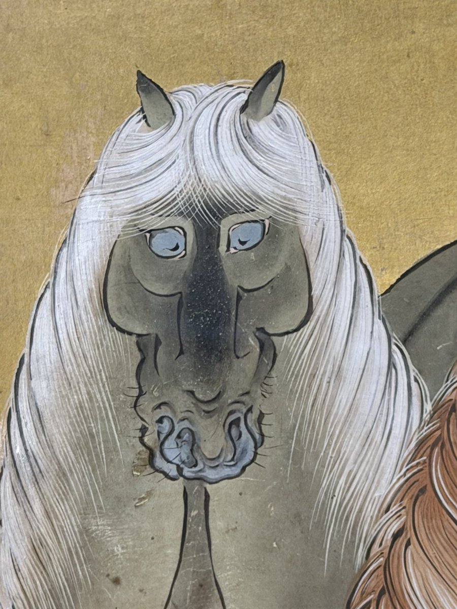 実際の馬の目の位置は側面に位置しているが、絵の馬の目は正面に位置し