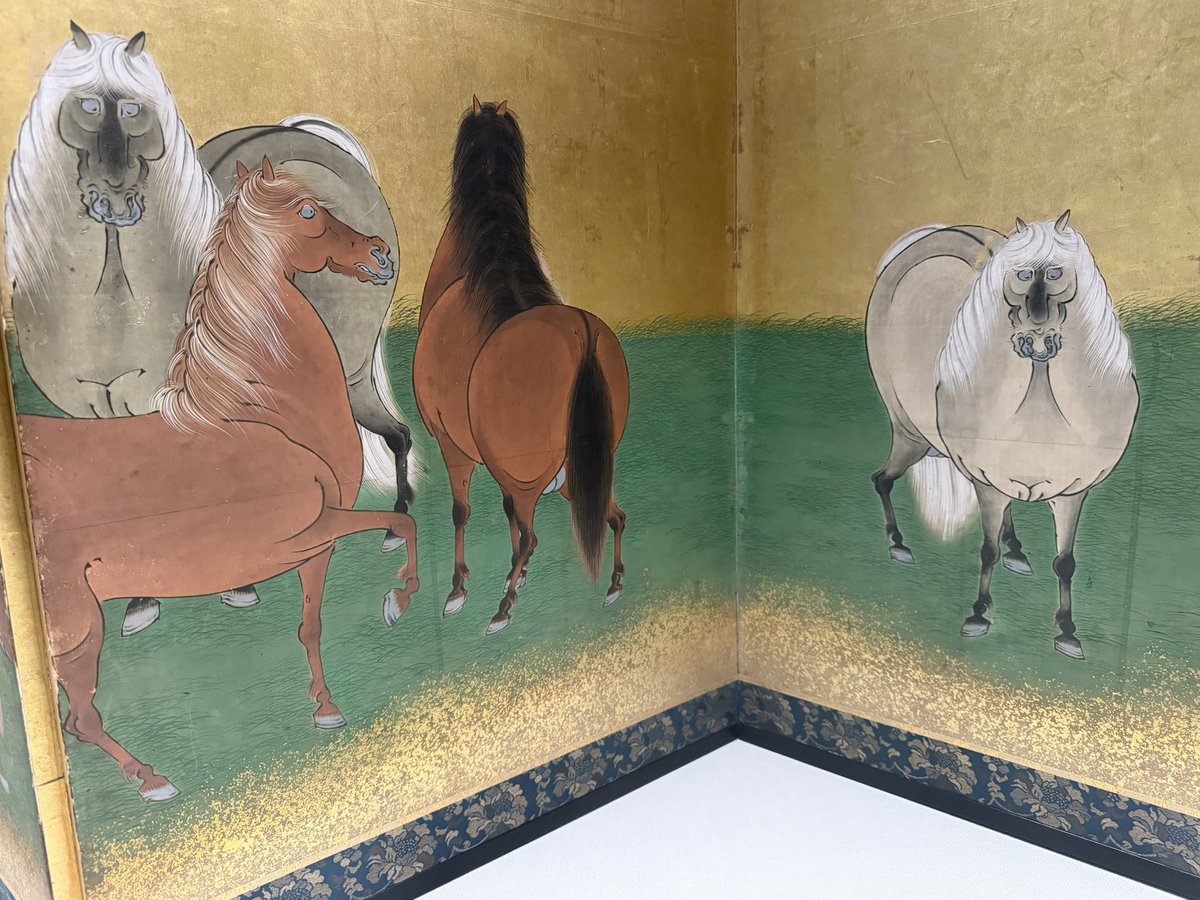 実際の馬の目の位置は側面に位置しているが、絵の馬の目は正面に位置し