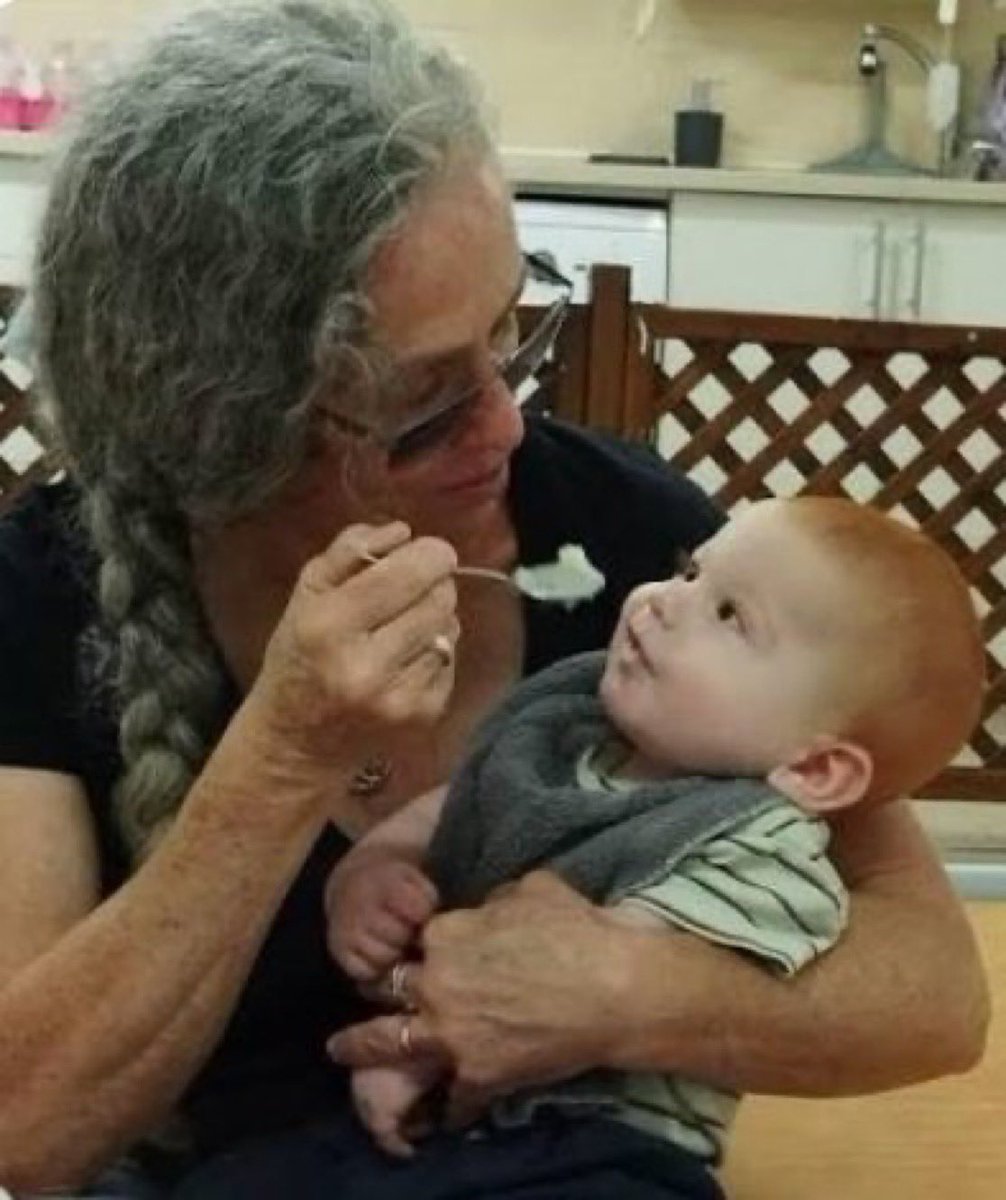 Mi hermana Mia Goren alimentando a Kfir Bibas hace unos días antes de la masacre, escalofríos.
RT <a href="/Martinramataviv/">מרטין קורטהמר</a>