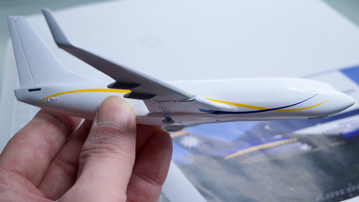 1本ずつマスキングして塗ってます。 ( Hasegawa 1/200 Boeing 737-700 )