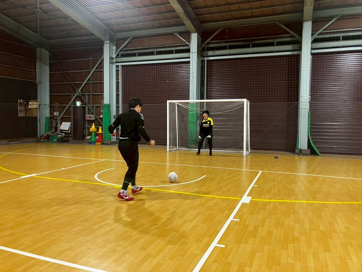 fckln_2002's tweet photo. 2月18日練習
いつもの練習生のみならず、GK助っ人も参加してのトレーニング

2026シーズンに向けてのメニューですが、今までも意識してきたはずの事の再整理を行っているだけとも言えます
しっかり覚えて発揮しなければいけない人も脳内の再構築で済む人も、毎回のトレーニングで進歩しましょう！ https://t.co/Ry2wFEKHeN
