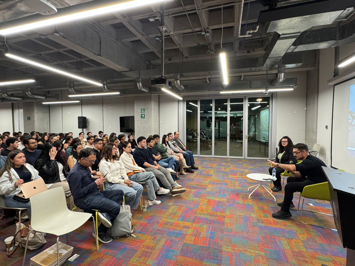 MeyerFalcon's tweet photo. Anoche regresé al @Tec_CCM, para conversar con estudiantes de últimos semestres de Economía y Arquitectura.

Entre recuerdos y preguntas, confirmé que la constante sigue siendo la misma: la convicción de que, desde nuestras disciplinas, podemos incidir en el bienestar colectivo. https://t.co/PbNWVGLzAq